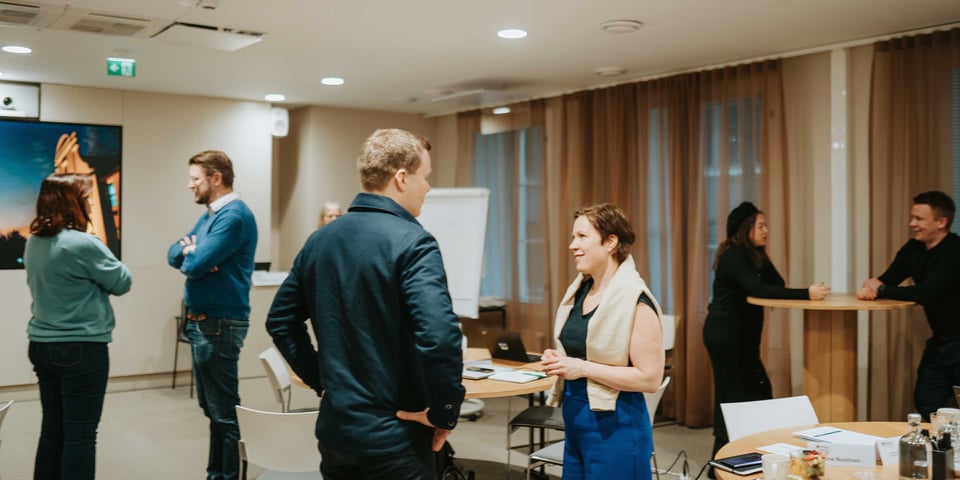 How can coaches and leaders facilitate behavioural change?